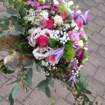 Natuerlicher Biedermeier-Brautstrauss in lila,weiss und pink